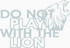 Grauer Aufkleber mit dem Text "DO NOT PLAY WITH THE LION" und einem brllenden Lwenkopf.