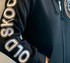 Schwarze Kapuzenjacke mit wei-silbernem "OLD SKOOL" Stick auf dem rmel.