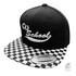 Schwarze Snapback Cap mit weiem "Old School" Stick und schwarz-weiem Schachbrett-Schirm.
