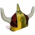 Rotes Plschkissen im Wikingerhelm-Design mit goldenen Details und hellen Hrnern.