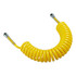 Gelber Luftspiralschlauch, spiralfrmig, mit Metallanschlssen und Federverstrkung.