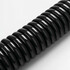 Nahaufnahme eines schwarzen Luftspiralschlauchs mit glnzender Oberflche auf weiem Hintergrund.